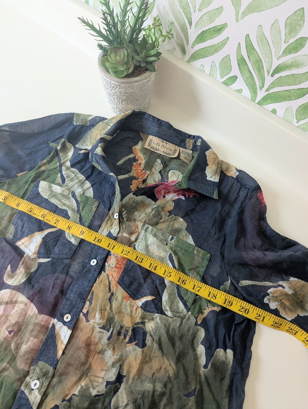 Lightweight Dark Navy Floral Button-Up Shirt Life Style Sheer Lightweight Medium - Picture 6 of 8